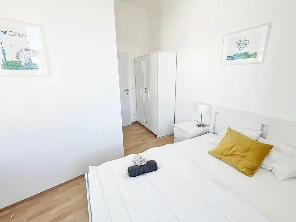 Spálňa; drevená podlaha, prirodzené svetlo
