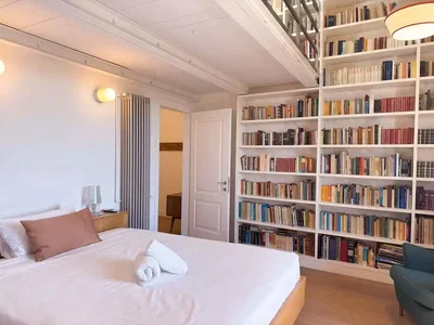 Camera da letto; luce naturale, pavimento in legno