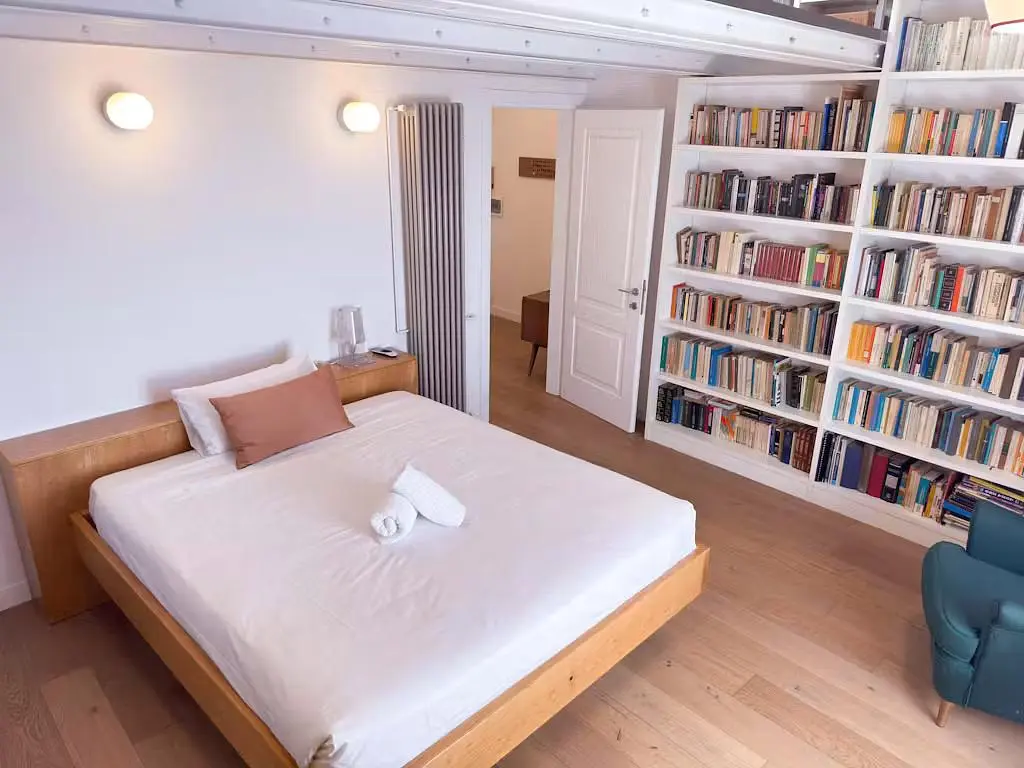 Camera da letto; pavimento in legno, luce naturale
