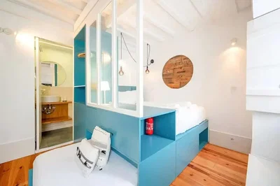 Schlafzimmer; holzboden, tageslicht