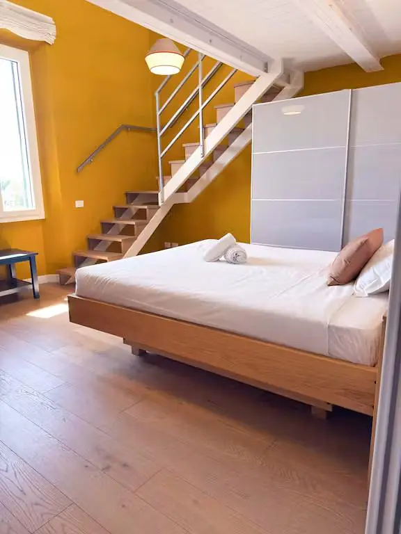 Camera da letto; pavimento in legno, luce naturale