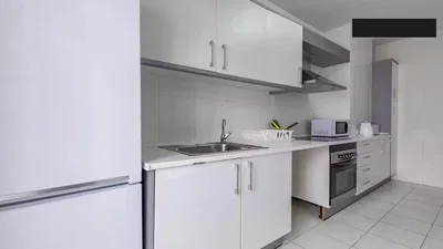 Keuken; keukenapparatuur, tegelvloer, natuurlijk licht