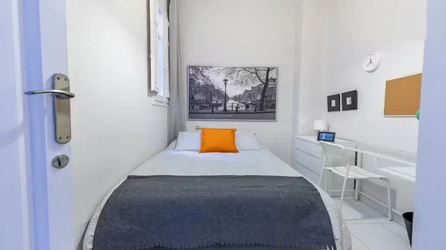 Ložnice; přirozené světlo, moderní styl