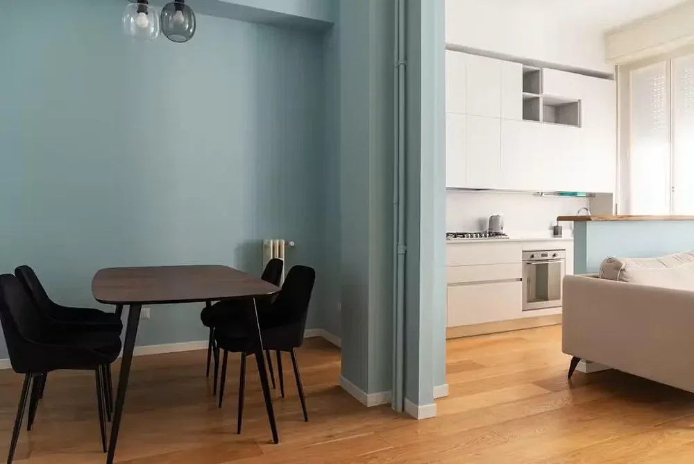Oturma odası; ahşap zemin, doğal ışık, modern stil