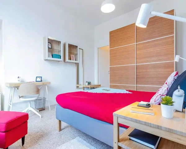 Camera da letto; luce naturale, pavimento in legno