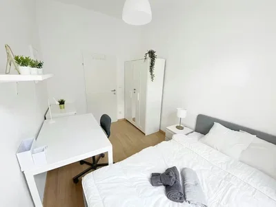 Spálňa; drevená podlaha, prirodzené svetlo, moderný štýl