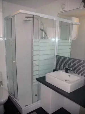 Bagno; pavimento in piastrelle, luce naturale