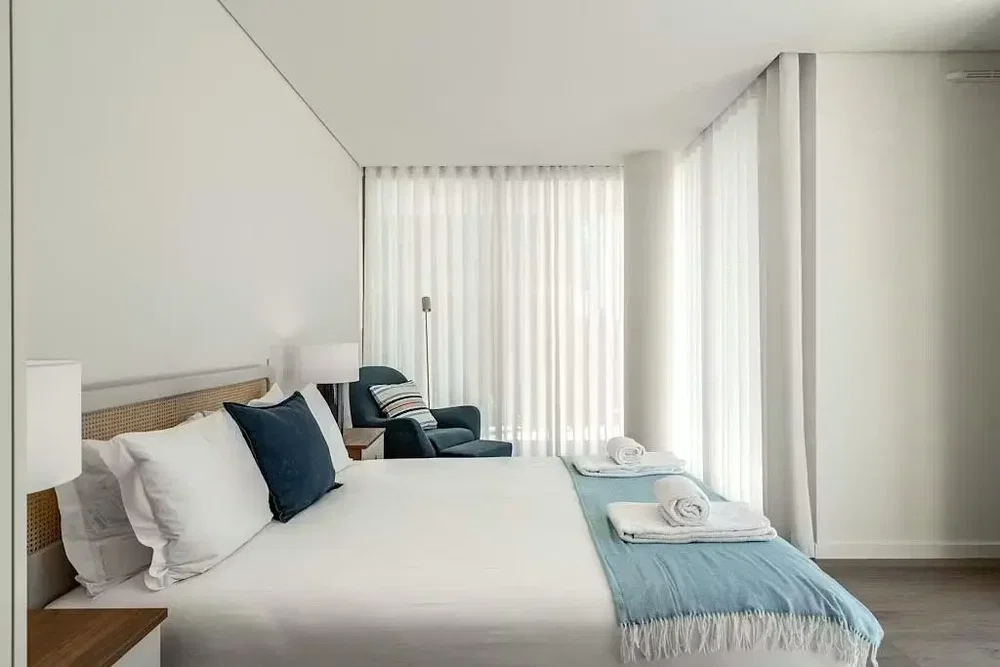 Yatak odası; doğal ışık, modern stil