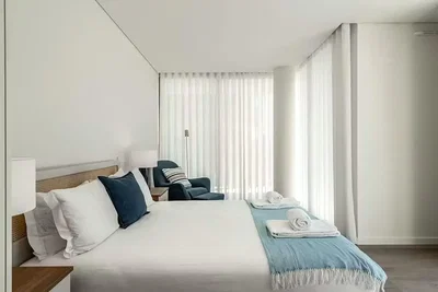 Yatak odası; doğal ışık, modern stil