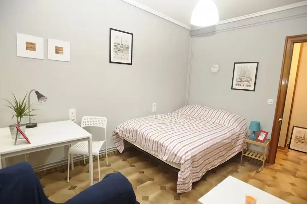 Chambre; lumière naturelle, parquet