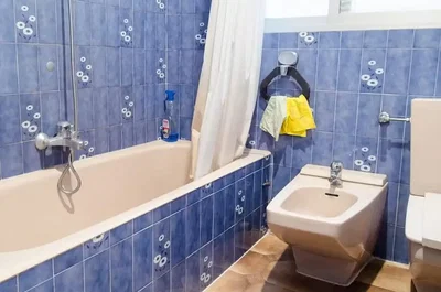 Salle de bain; carrelage, nécessite rénovation