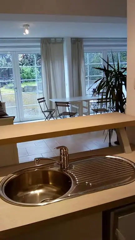 Cucina; pavimento in piastrelle, vista, luce naturale