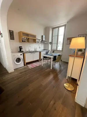 Cucina; elettrodomestici, pavimento in legno, luce naturale