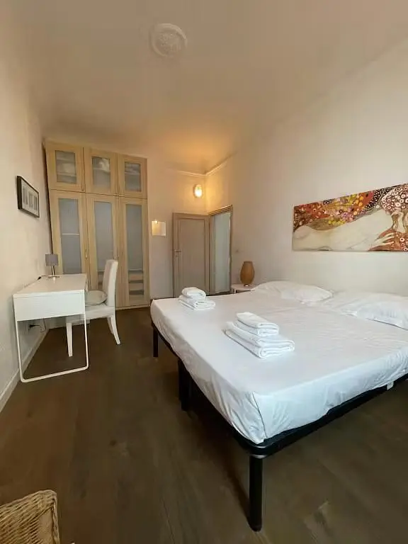 Camera da letto; luce naturale, pavimento in legno