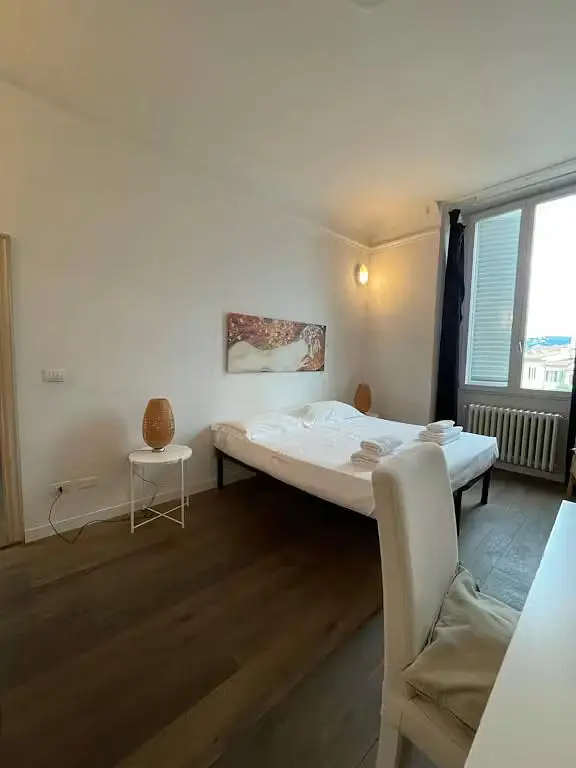 Camera da letto; pavimento in legno, luce naturale