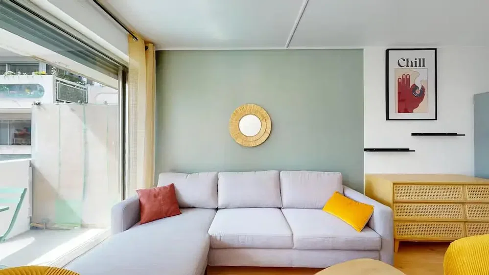 Oturma odası; doğal ışık, modern stil