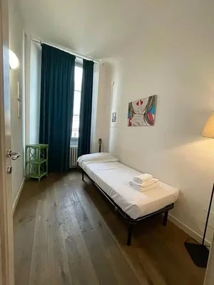 Camera da letto; pavimento in legno, luce naturale