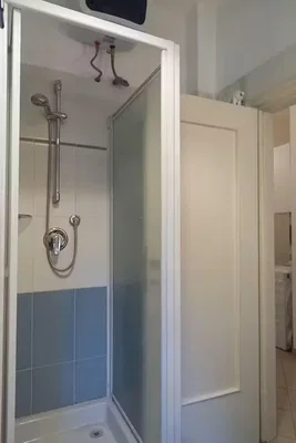 Toilette; pavimento in piastrelle, luce naturale