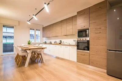 Küche; küchengeräte, holzboden, tageslicht