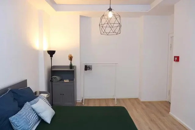 Dormitorio; suelo de madera, luz natural