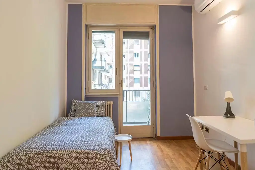 Camera da letto; pavimento in legno, luce naturale