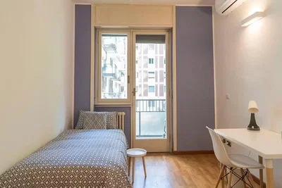 Camera da letto; pavimento in legno, luce naturale