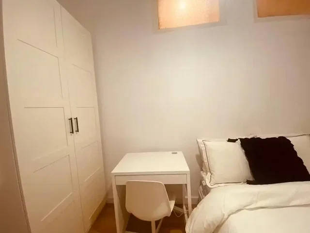 Yatak odası; ahşap zemin, doğal ışık