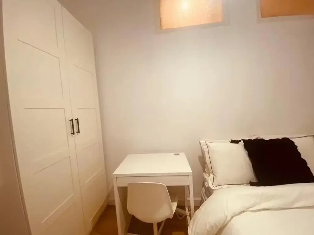 Slaapkamer; houten vloer, natuurlijk licht