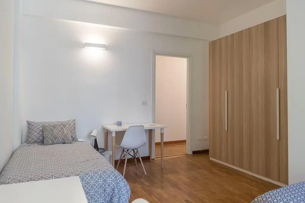 Camera da letto; pavimento in legno, luce naturale