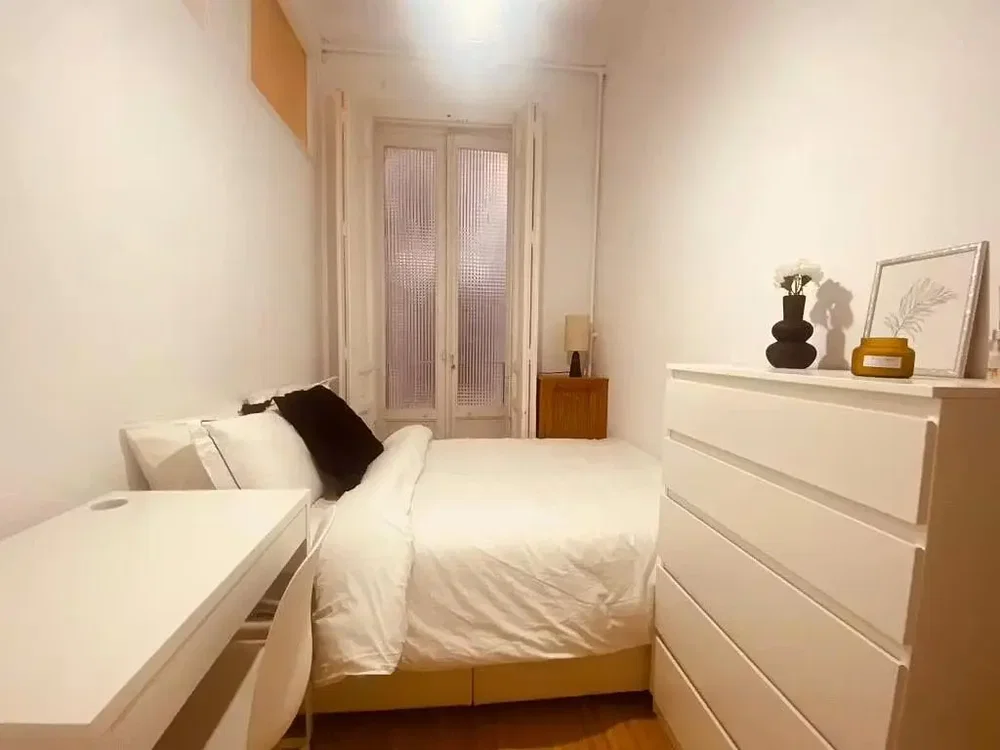 Yatak odası; doğal ışık, modern stil