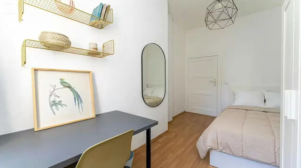 Camera da letto; luce naturale, pavimento in legno, stile moderno