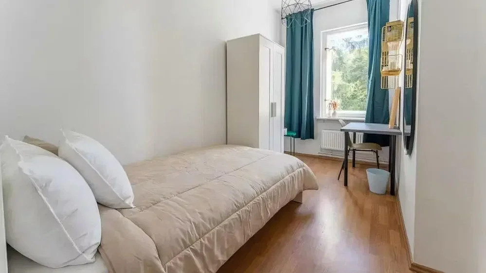 Camera da letto; pavimento in legno, luce naturale