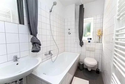 Bagno; pavimento in piastrelle, luce naturale
