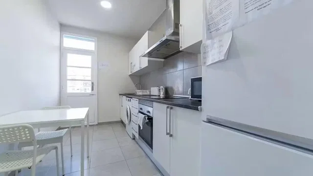 Mutfak; mutfak aletleri, fayans zemin, doğal ışık