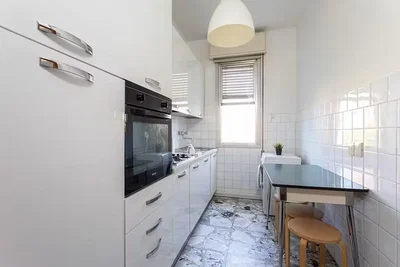 Cuisine; électroménager, carrelage, lumière naturelle, style moderne