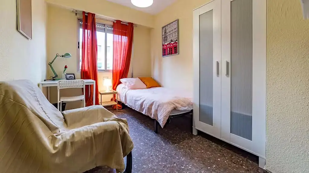 Schlafzimmer; tageslicht, renovierungsbedürftig