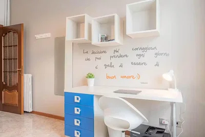 Camera dei bambini; stile moderno, luce naturale, pavimento in legno