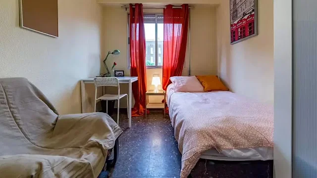 Ložnice; přirozené světlo, dlažba