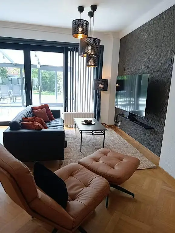 Wohnzimmer; tageslicht, holzboden, moderner stil