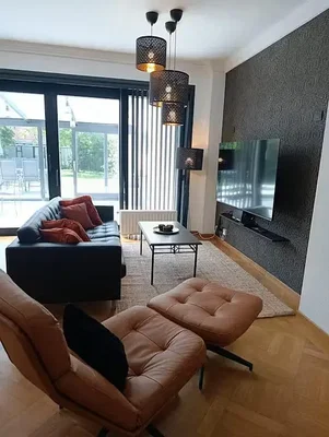 Wohnzimmer; tageslicht, holzboden, moderner stil