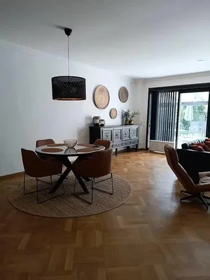 Wohnzimmer; holzboden, tageslicht, moderner stil