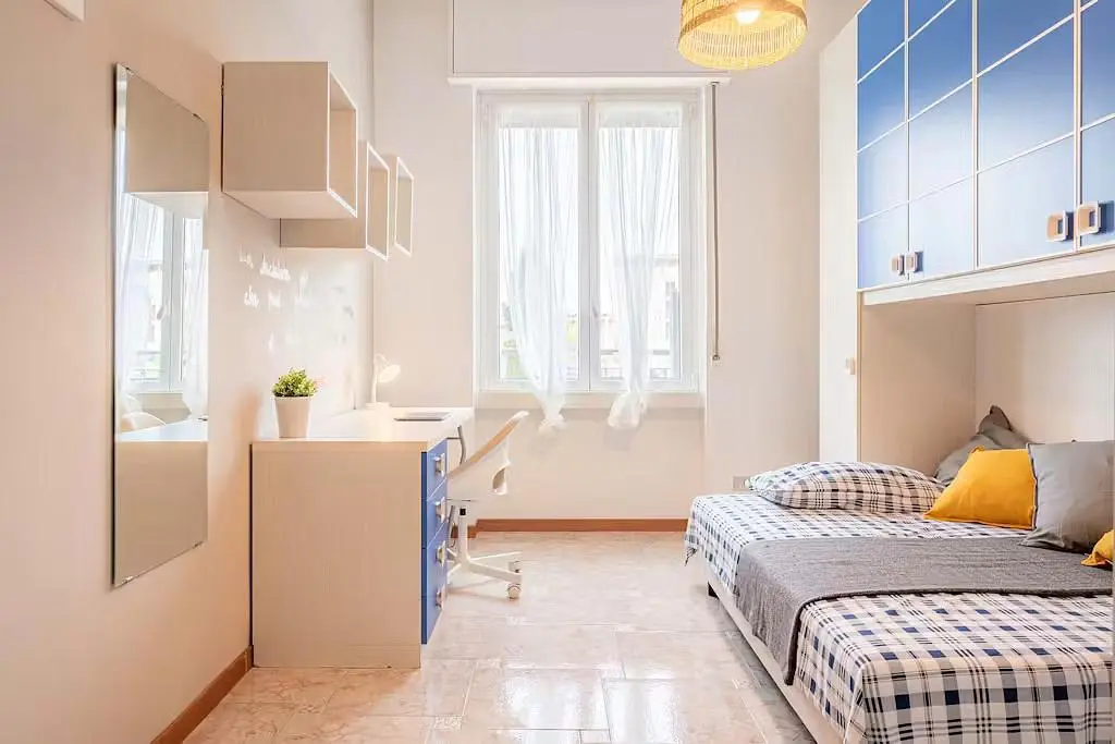Camera da letto; luce naturale, pavimento in piastrelle