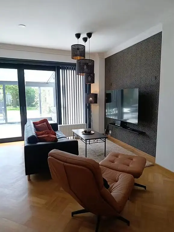 Wohnzimmer; holzboden, tageslicht, moderner stil