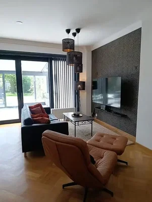 Wohnzimmer; holzboden, tageslicht, moderner stil