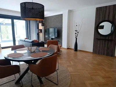 Wohnzimmer; holzboden, tageslicht, moderner stil