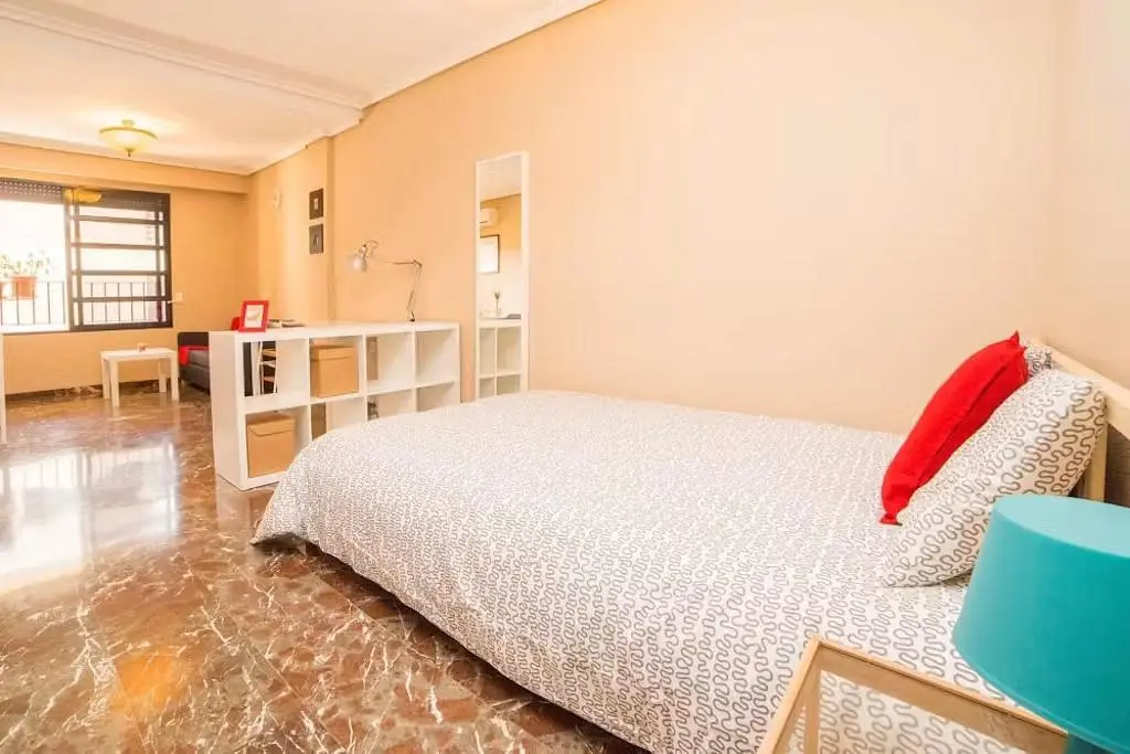 Slaapkamer; tegelvloer, natuurlijk licht