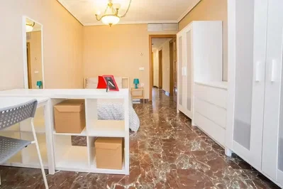 Slaapkamer; houten vloer, tegelvloer, hoge plafonds, natuurlijk licht
