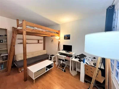 Dětský pokoj; dřevěná podlaha, přirozené světlo