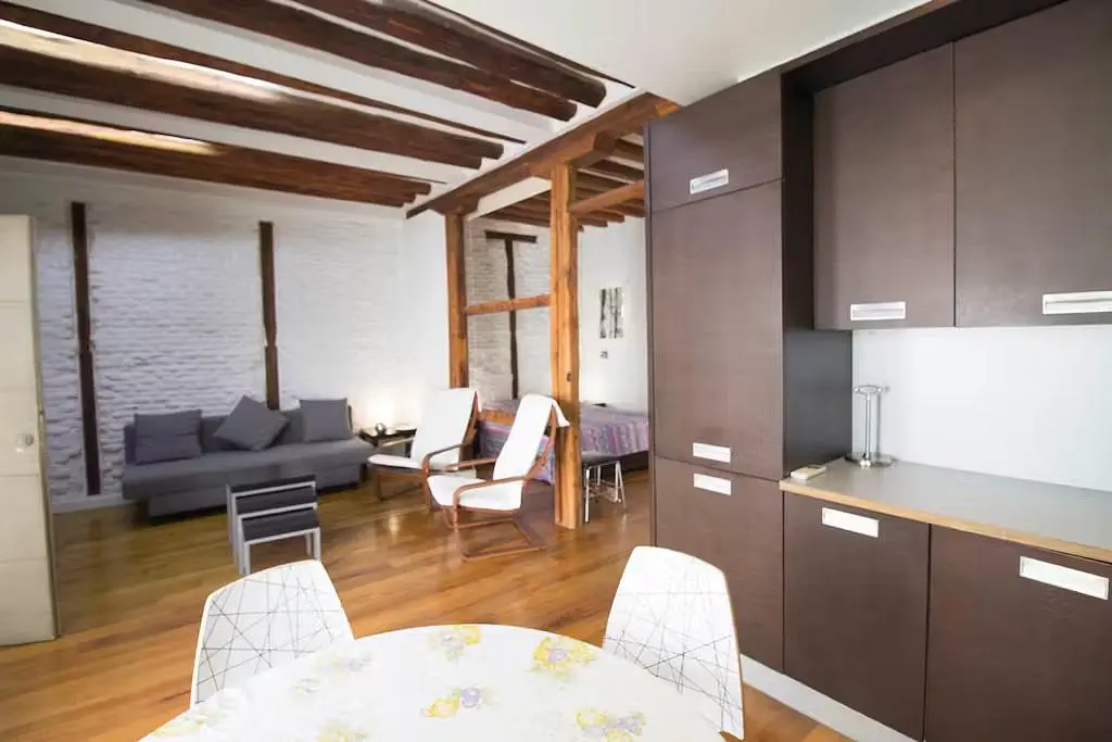 Oturma odası; ahşap kirişler, ahşap zemin, doğal ışık, modern stil