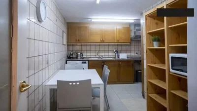 Кухня; кухненски уреди, плочки, естествена светлина